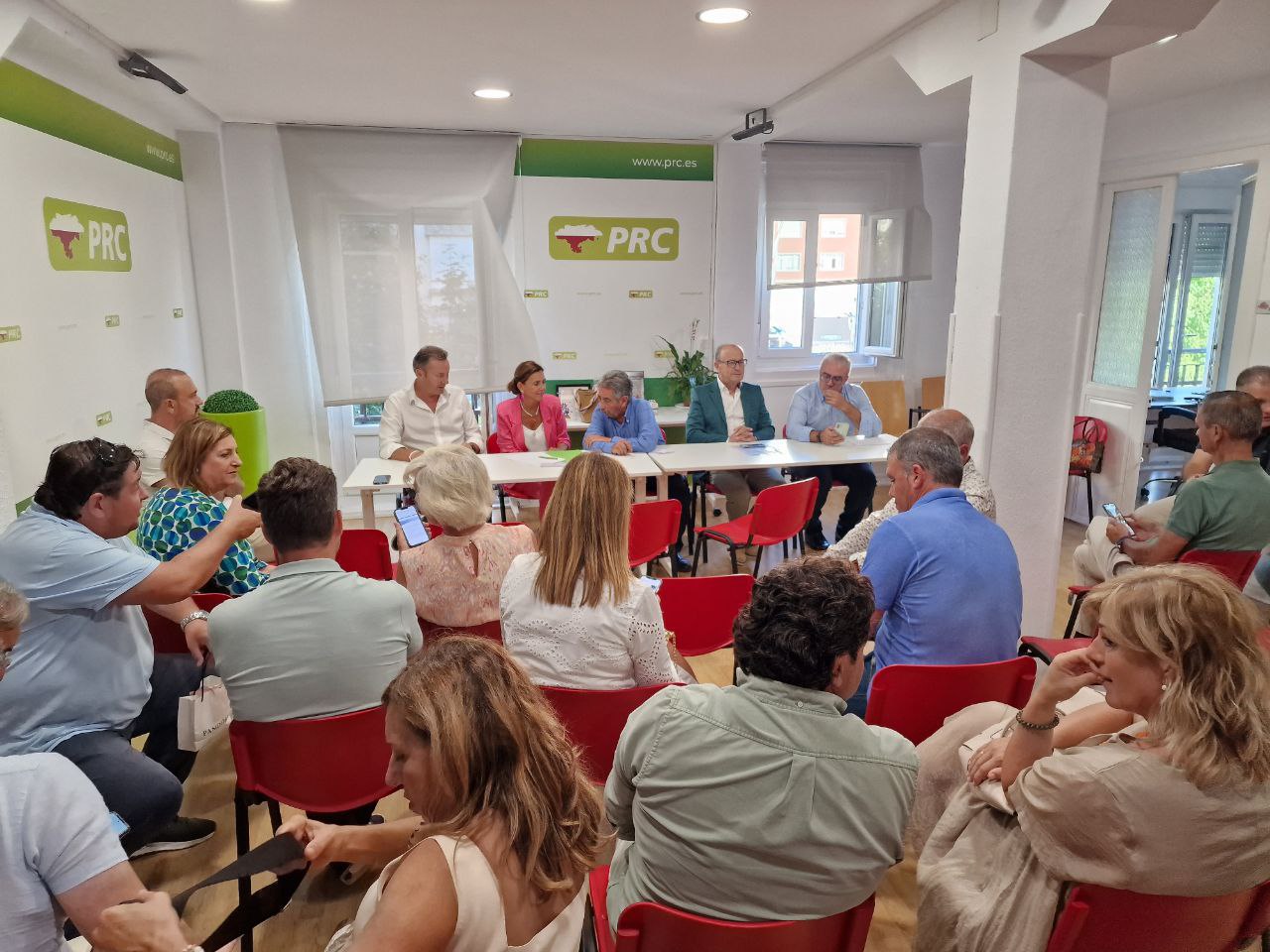 Miembros del Comité Ejecutivo del PRC al inicio de la reunión de ayer.