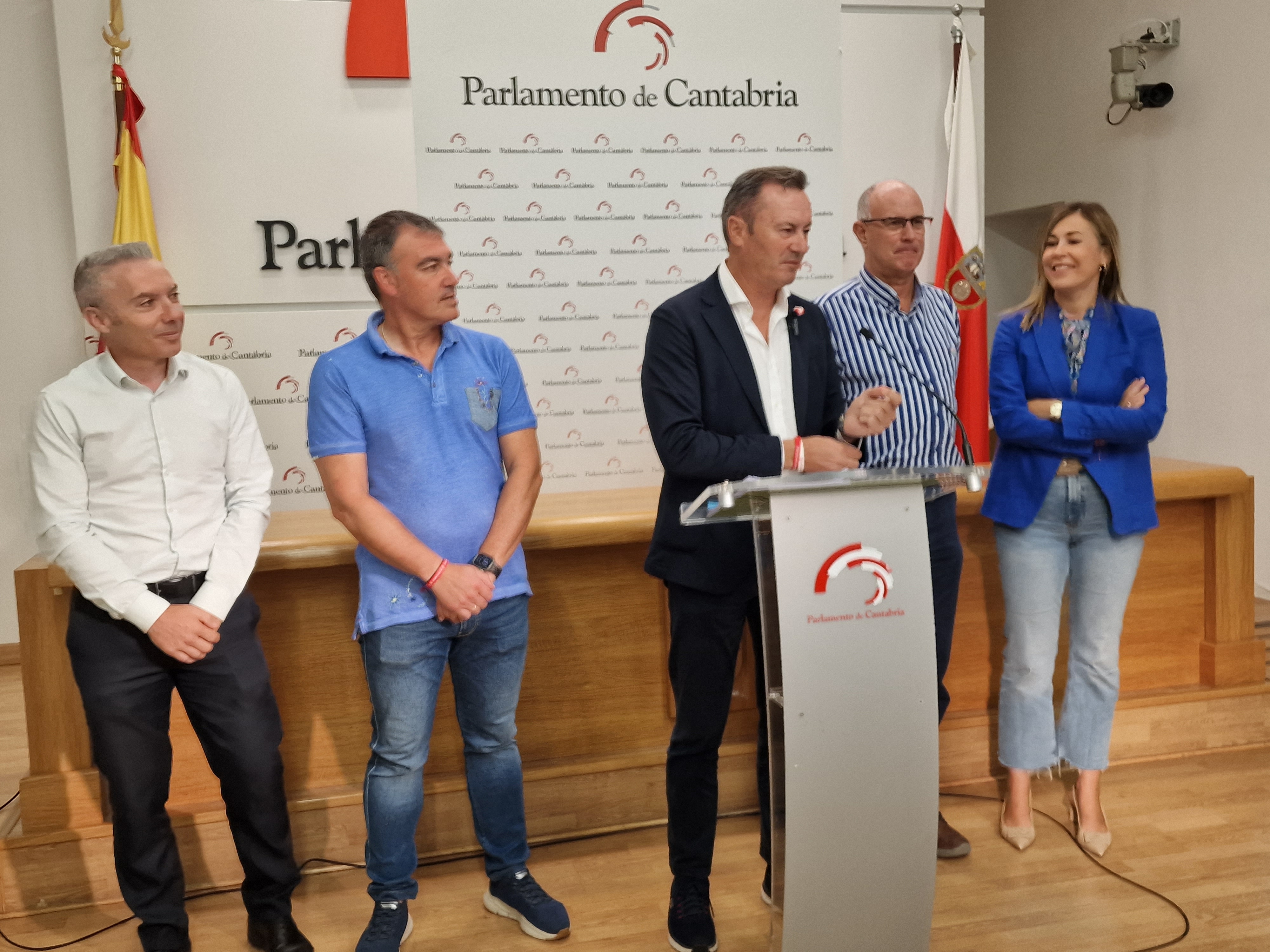 Guillermo Blanco junto a alcaldes del PRC en la rueda de prensa celebrada este miércoles.