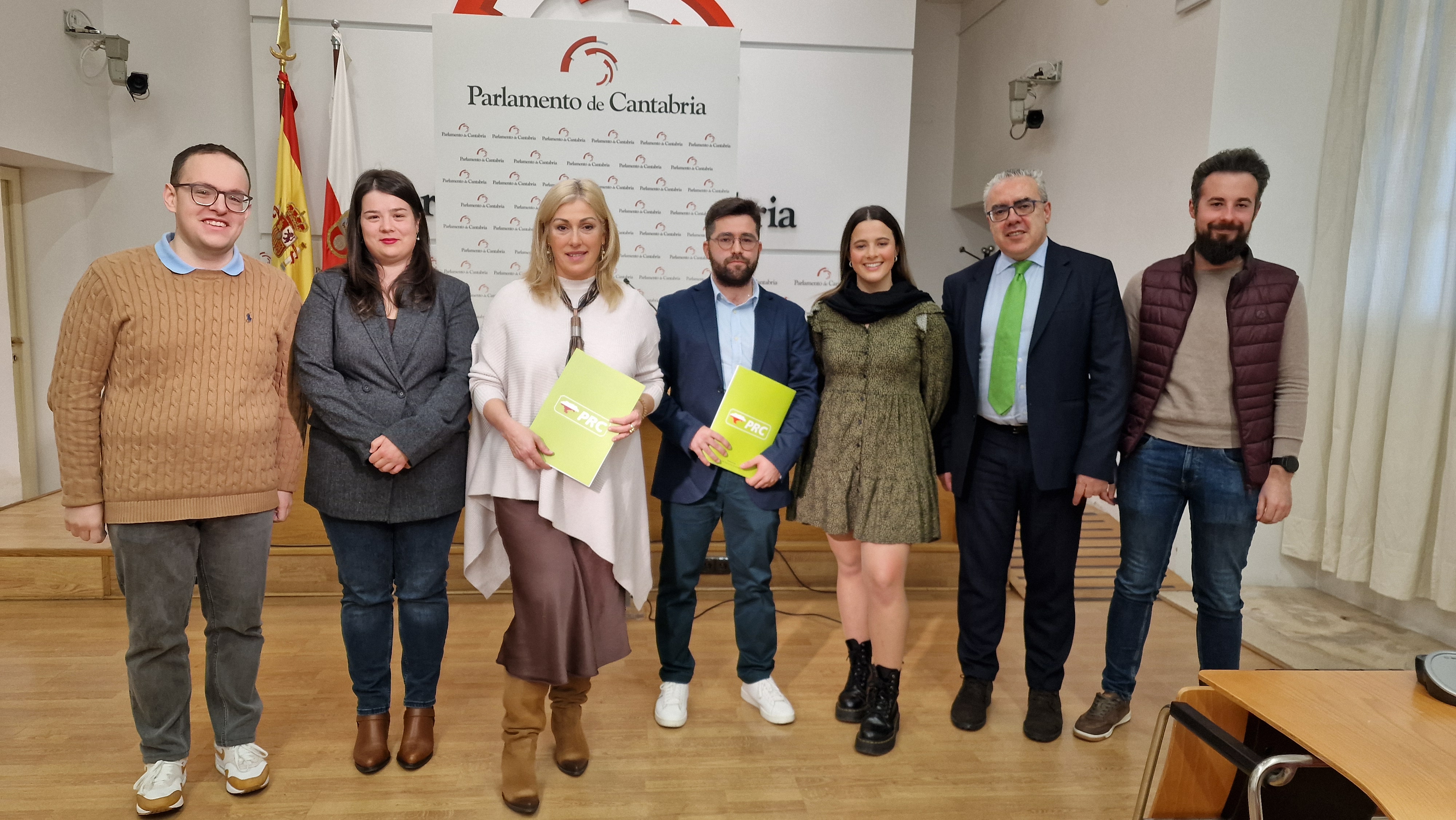 La diputada Rosa Díaz y el portavoz parlamentario con representantes de Juventudes Regionalistas, promotores de la proposición de ley