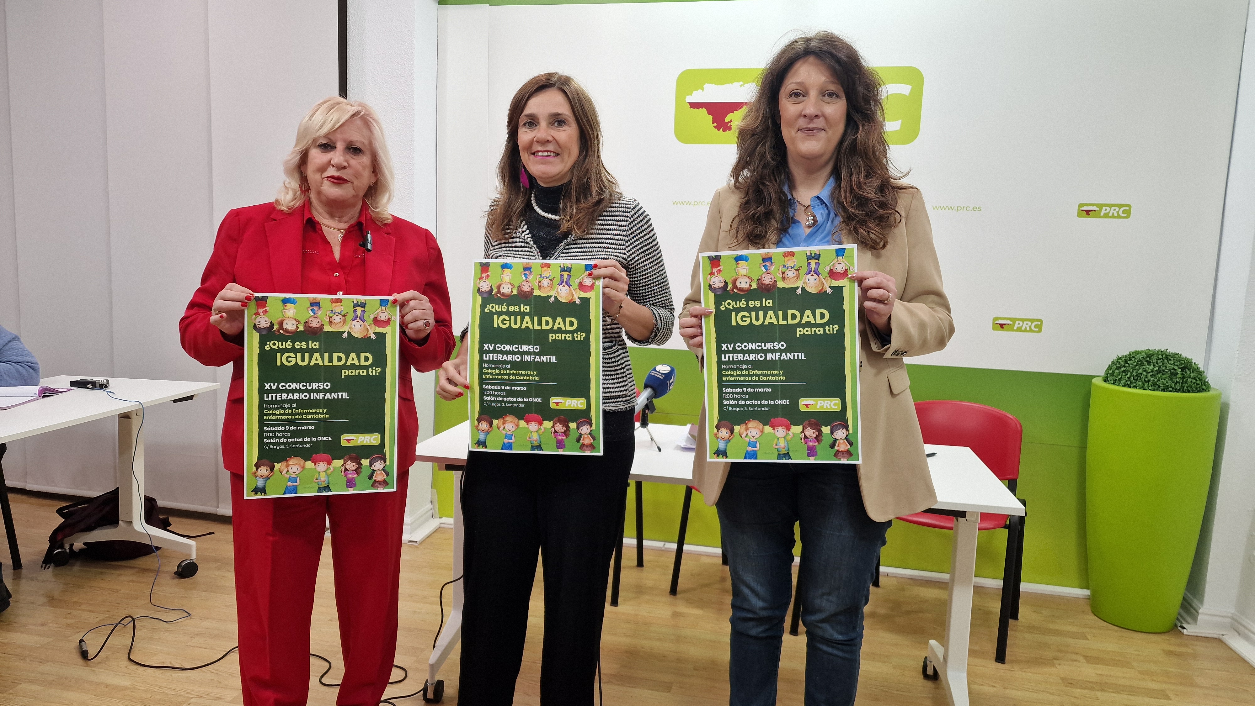 Mari Luz Fernández, Paula Fernández y Vanesa Montes muestran el cartel anunciador del acto organizado por el PRC