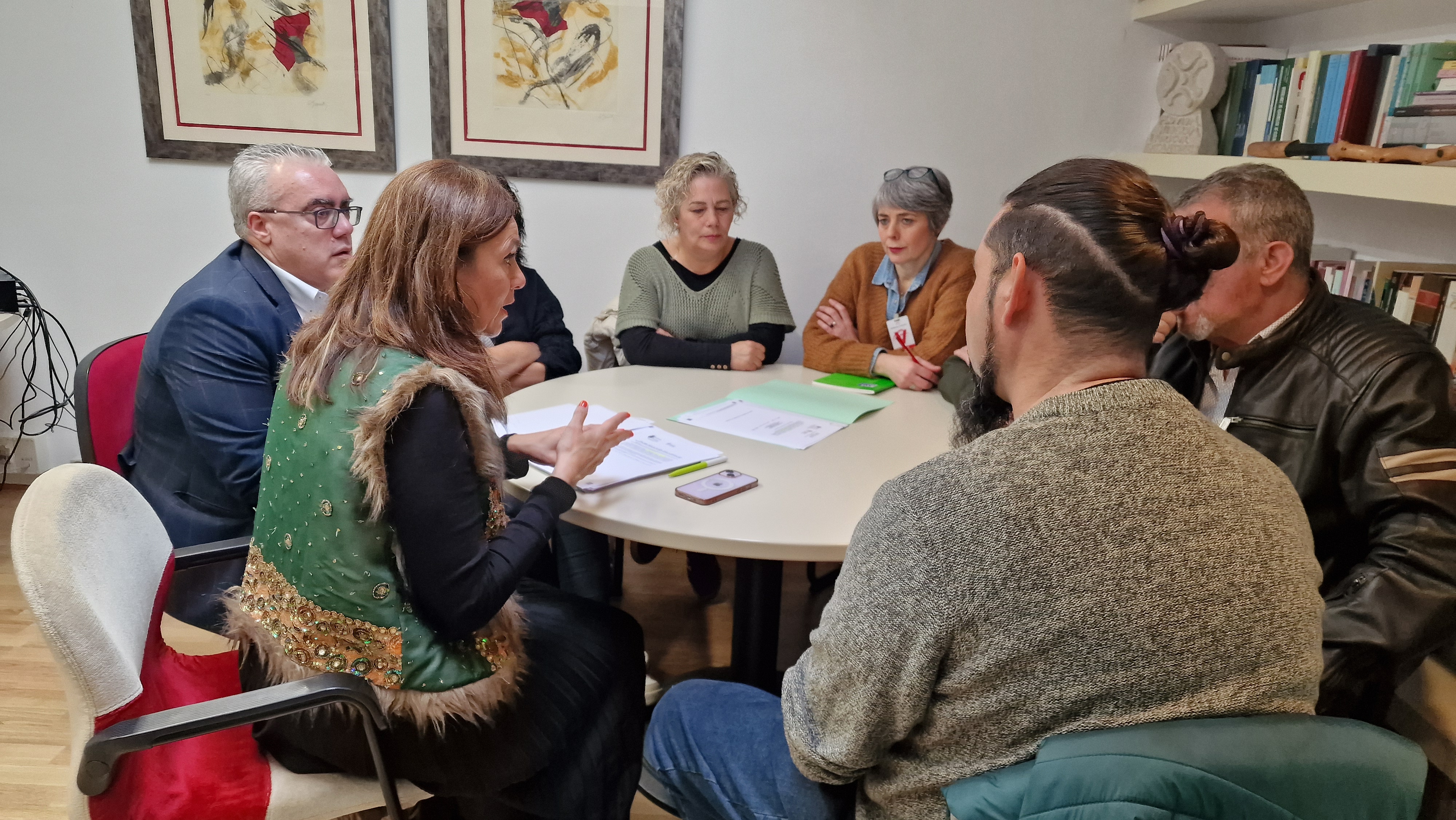 Paula Fernández y Pedro Hernando se han reunido esta mañana con representantes de los trabajadores del servicio de limpieza de Valdecilla
