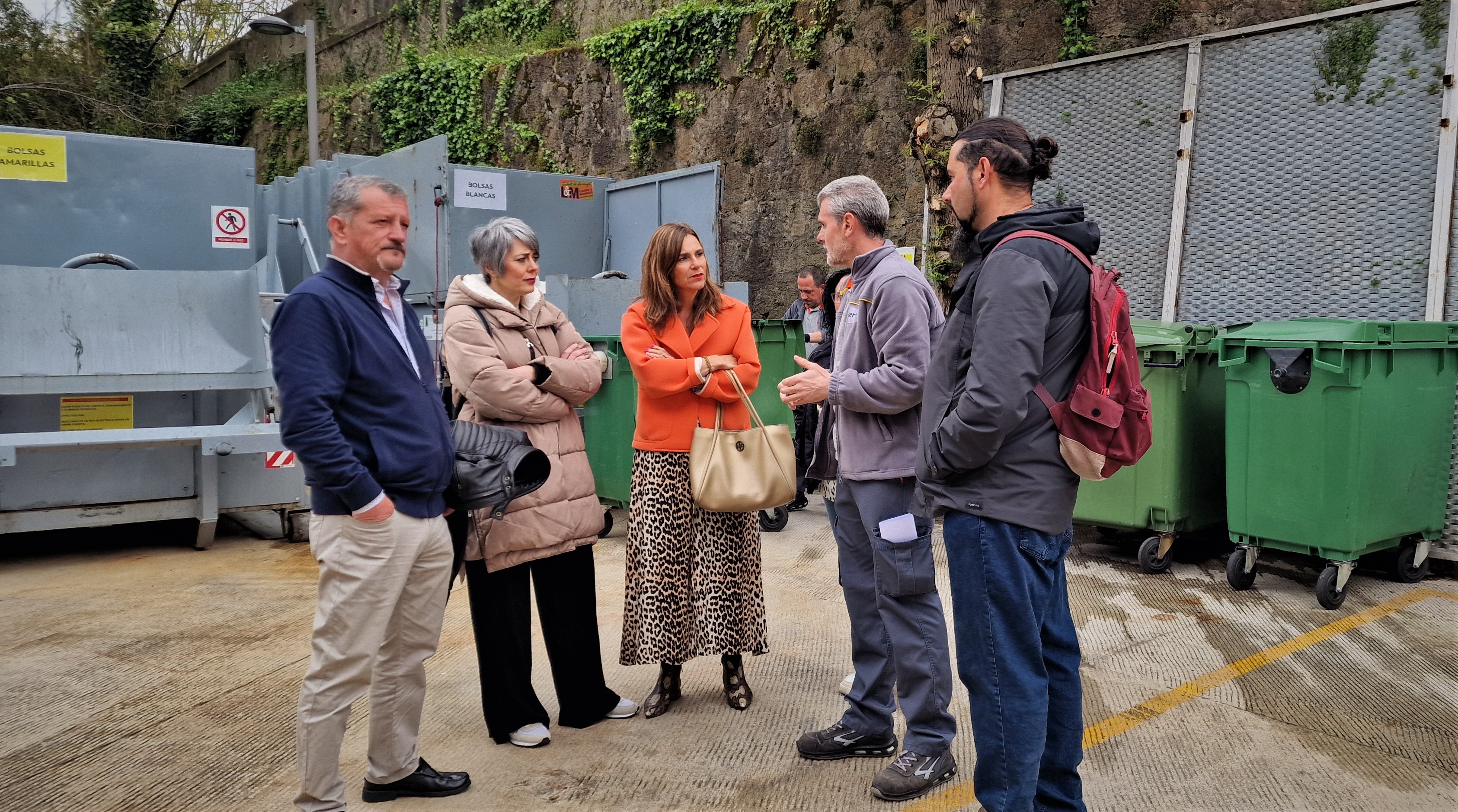 Paula Fernández con trabajadores del servicio de limpieza de Valdecilla ante la nueva planta de residuos