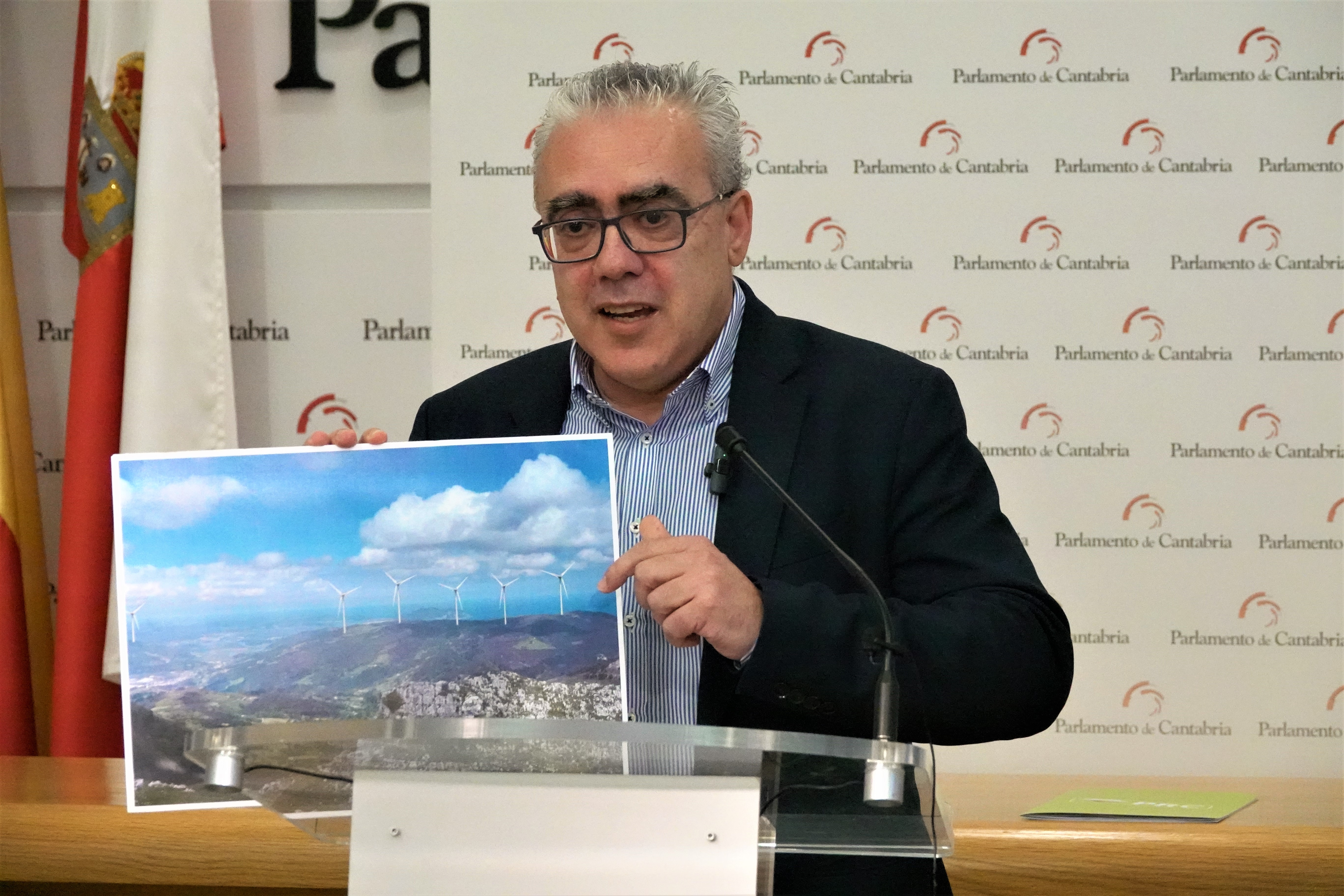 Pedro Hernando muestra una recreación de la incidencia del parque eólico Corus sobre el territorio