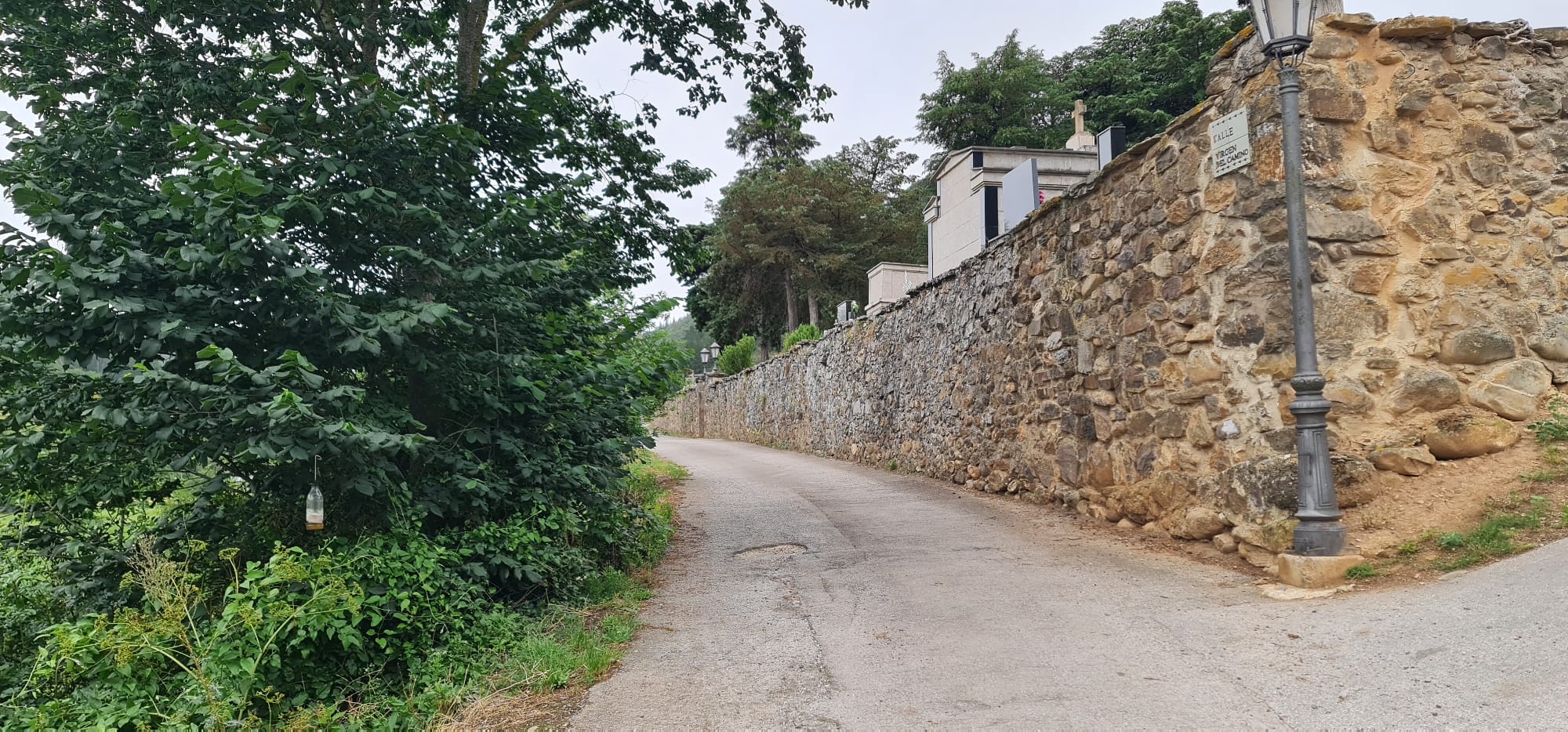 El PRC urge al Ayuntamiento de Potes a ensanchar el camino de acceso al cementerio y a construir un aparcamiento