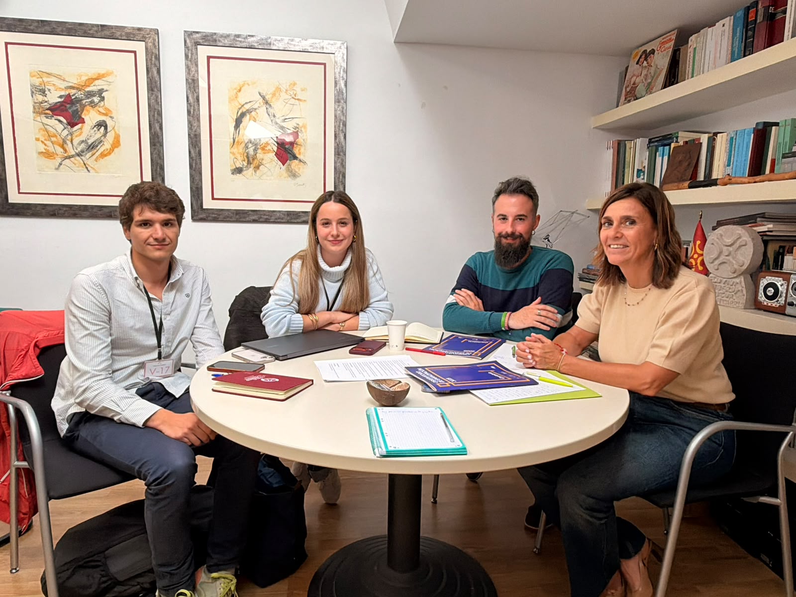 Paula Fernández Viaña y Alejandro Pascual Trueba, junto a representantes del Consejo de la Juventud.