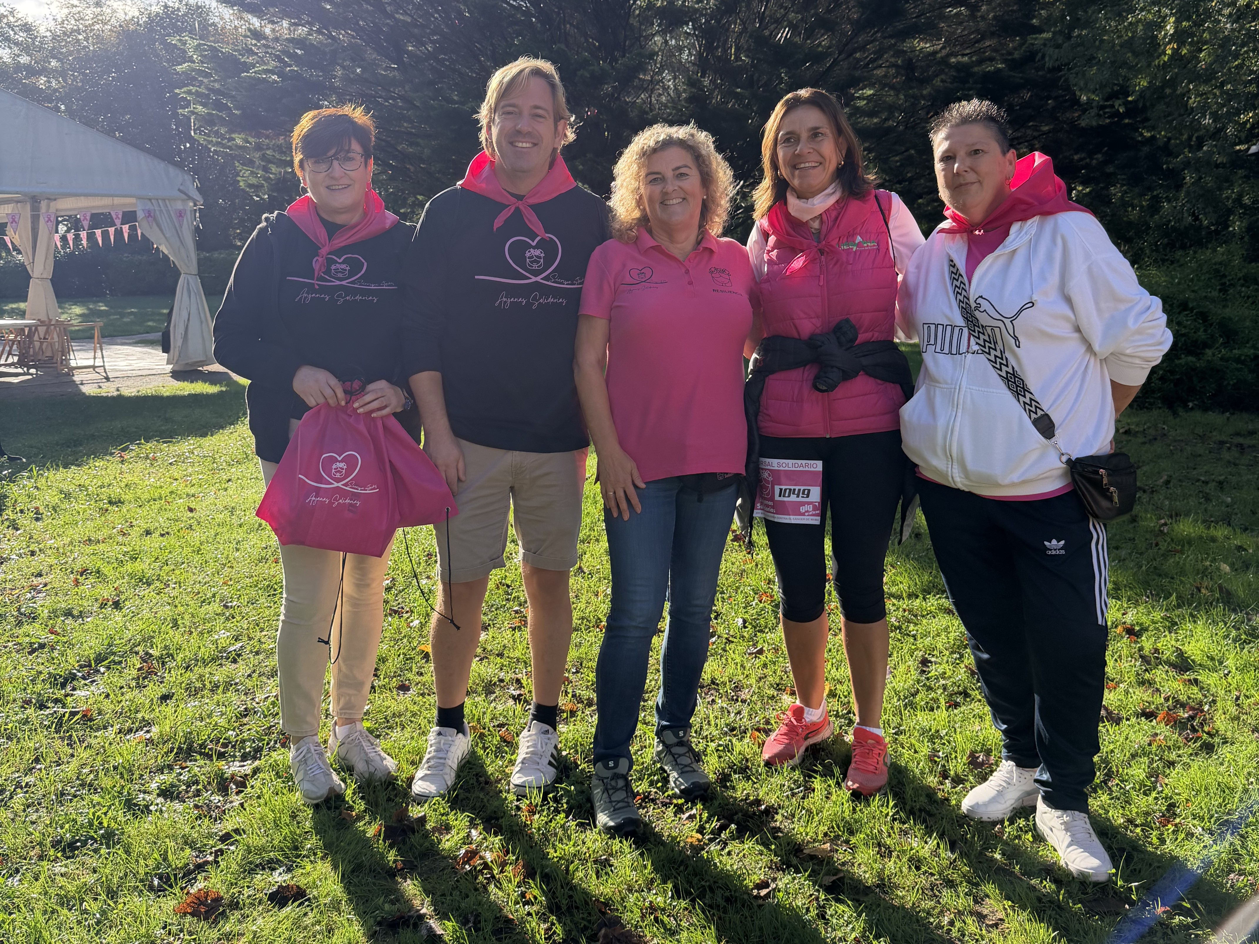 La candidata del PRC a la Presidencia de Cantabria, Paula Fernández Viaña, junto a Pablo Diestro y miembros de Anjanas Solidarias.