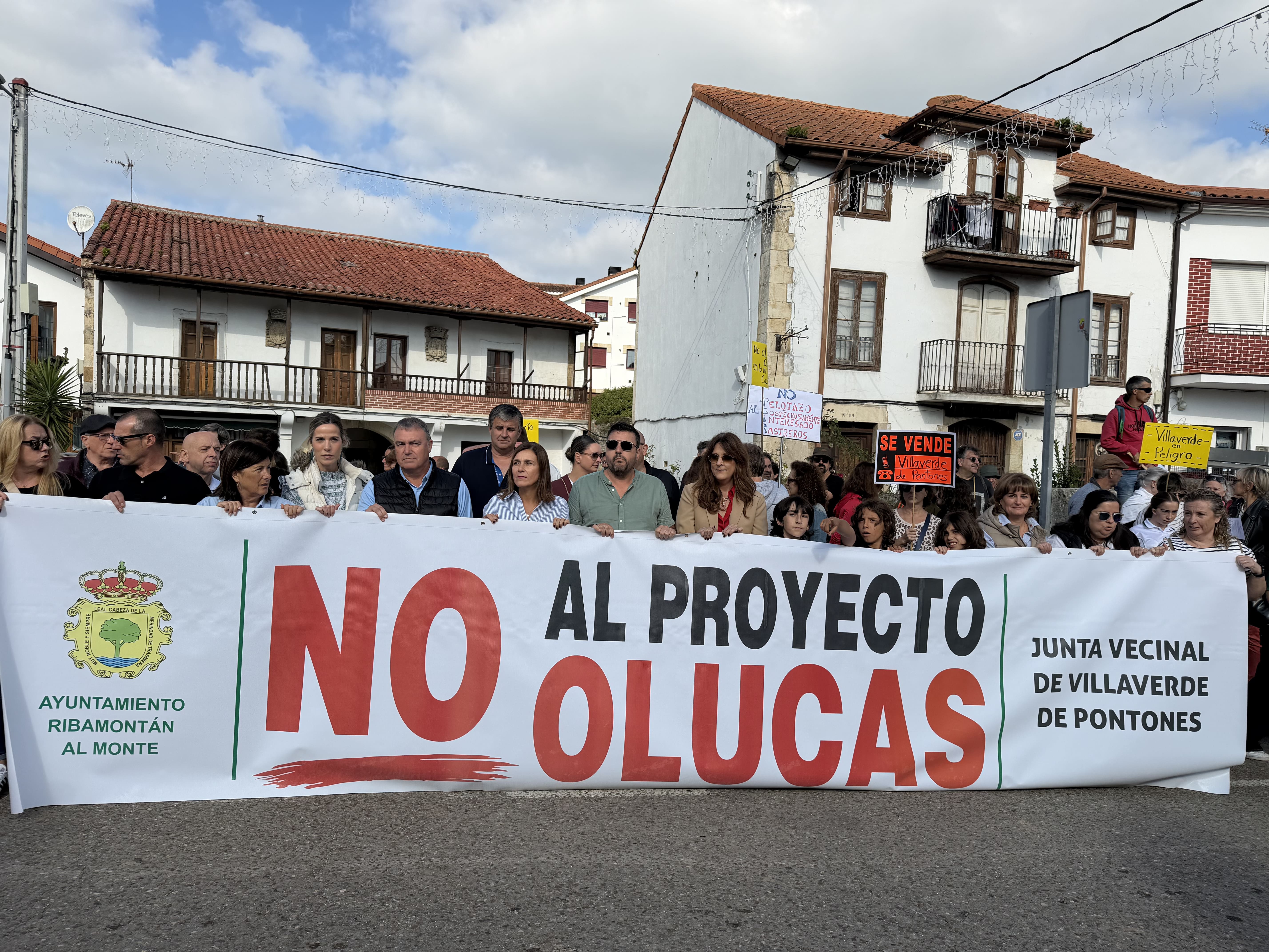 La candidata del PRC a la Presidencia de Cantabria, Paula Fernández Viaña, en la concentración contra el PSIR de Olucas Surf Center.