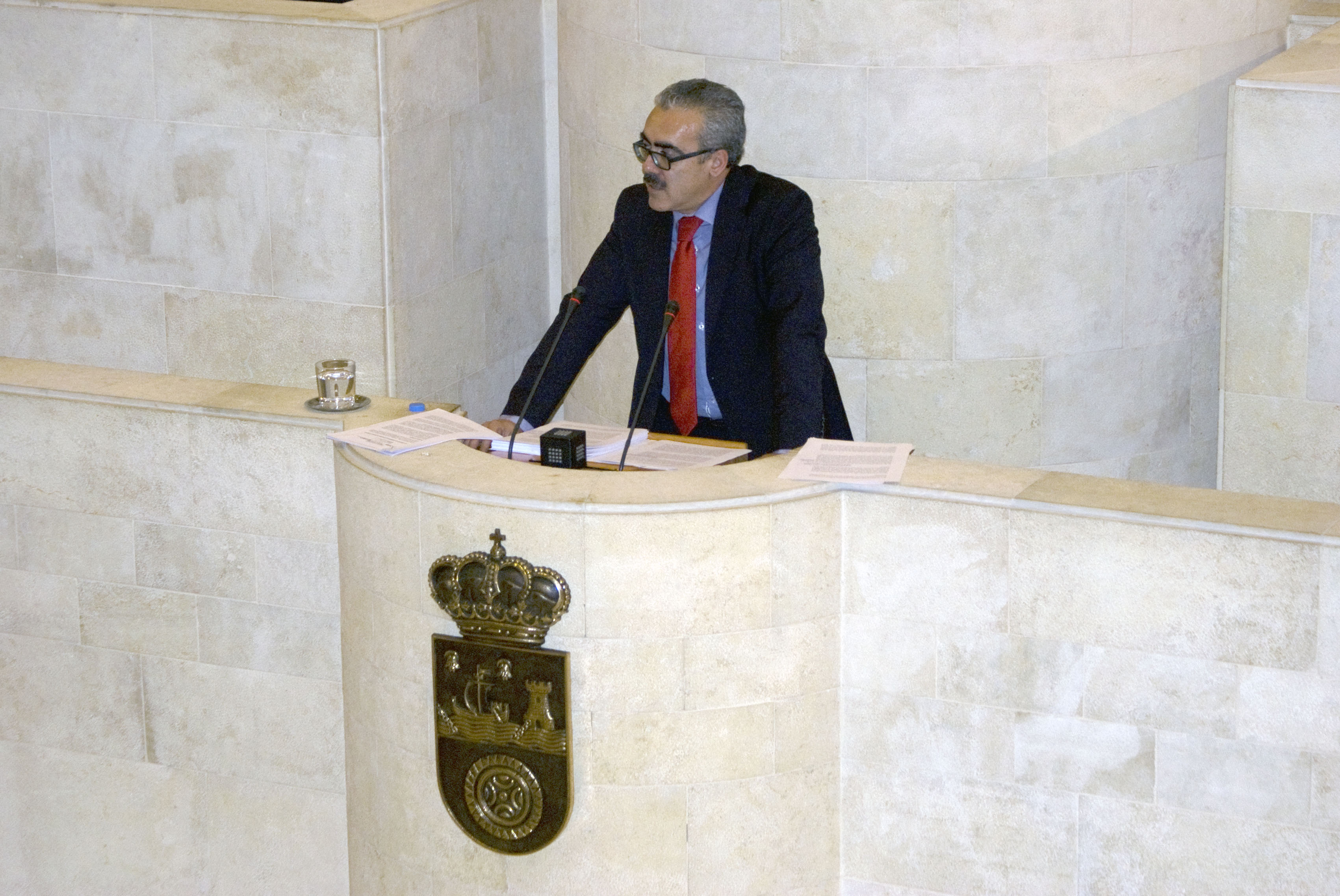 Pedro Hernando, portavoz regionalista, durante su intervención en la sesión plenaria
