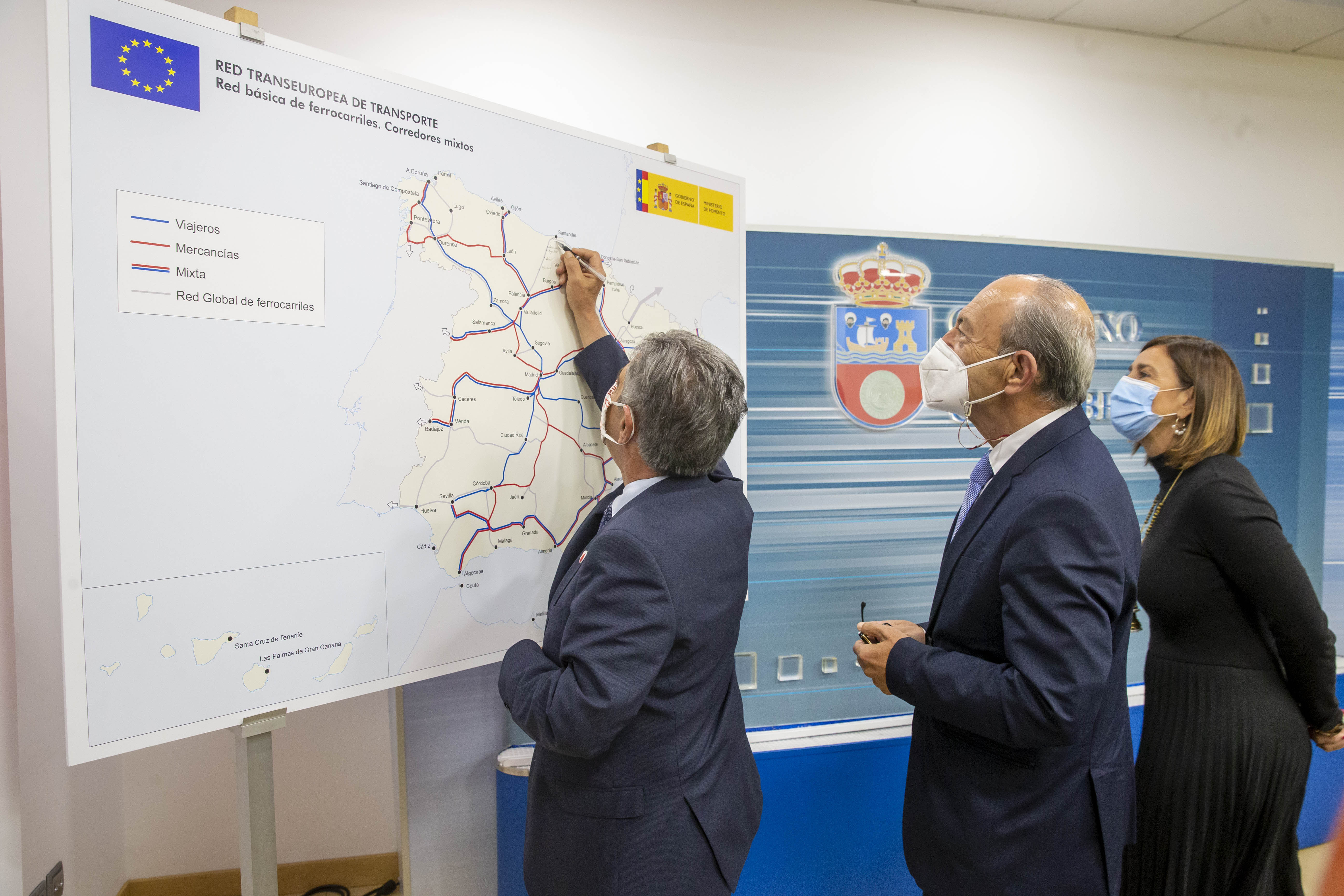 Miguel Ángel Revilla junto a Francisco Javier López Marcano y Paula Fernández Viaña explica las conexiones ferroviarias durante su comparecencia ante los medios. (Foto: Miguel López)