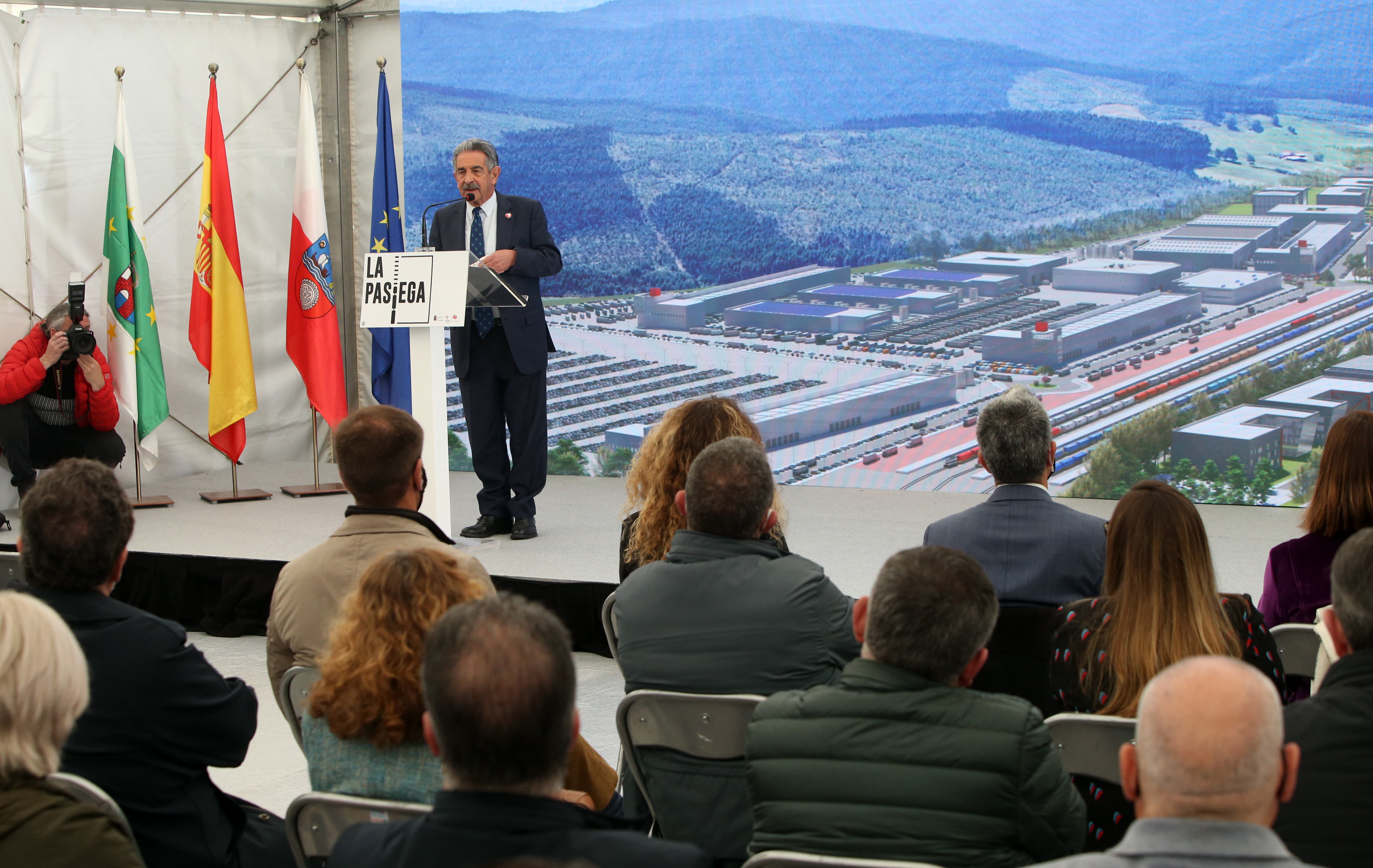 Miguel Ángel Revilla durante la presentación del proyecto de La Pasiega. (Foto: Lara Revilla)