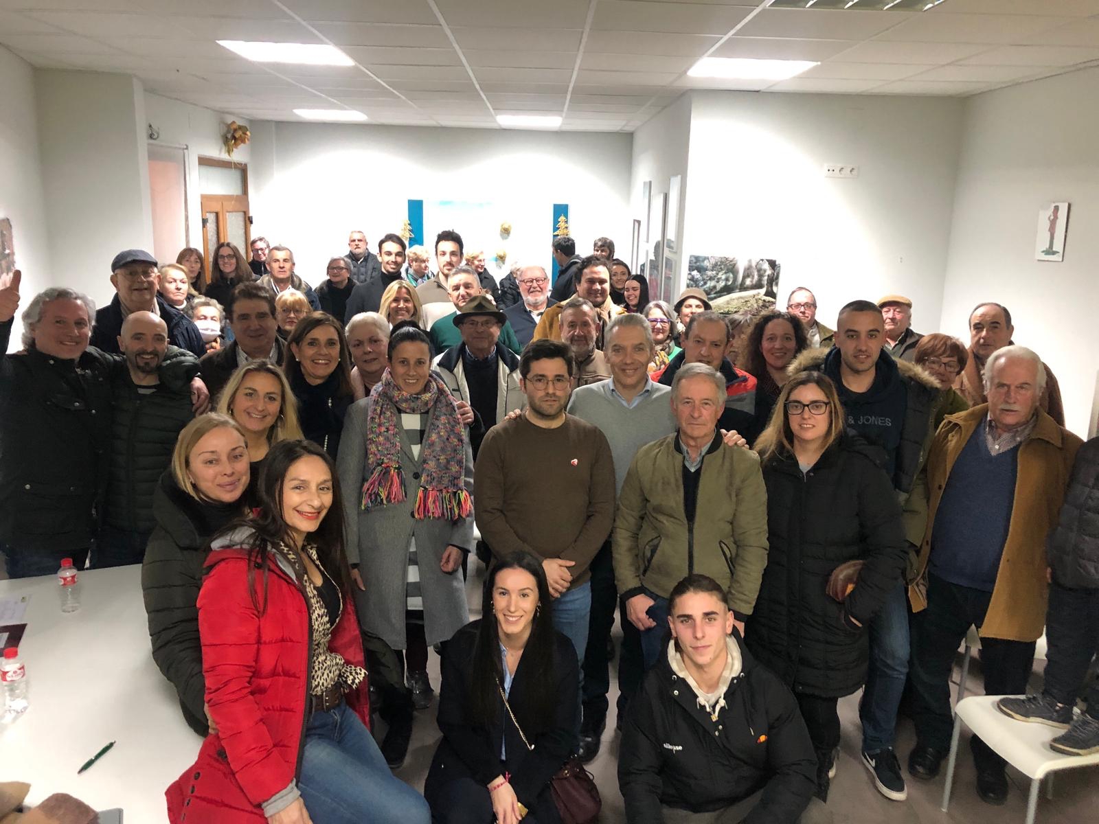 Participantes en la asamblea de Guriezo que eligió a Ángel Llano candidato a las elecciones y secretario general.