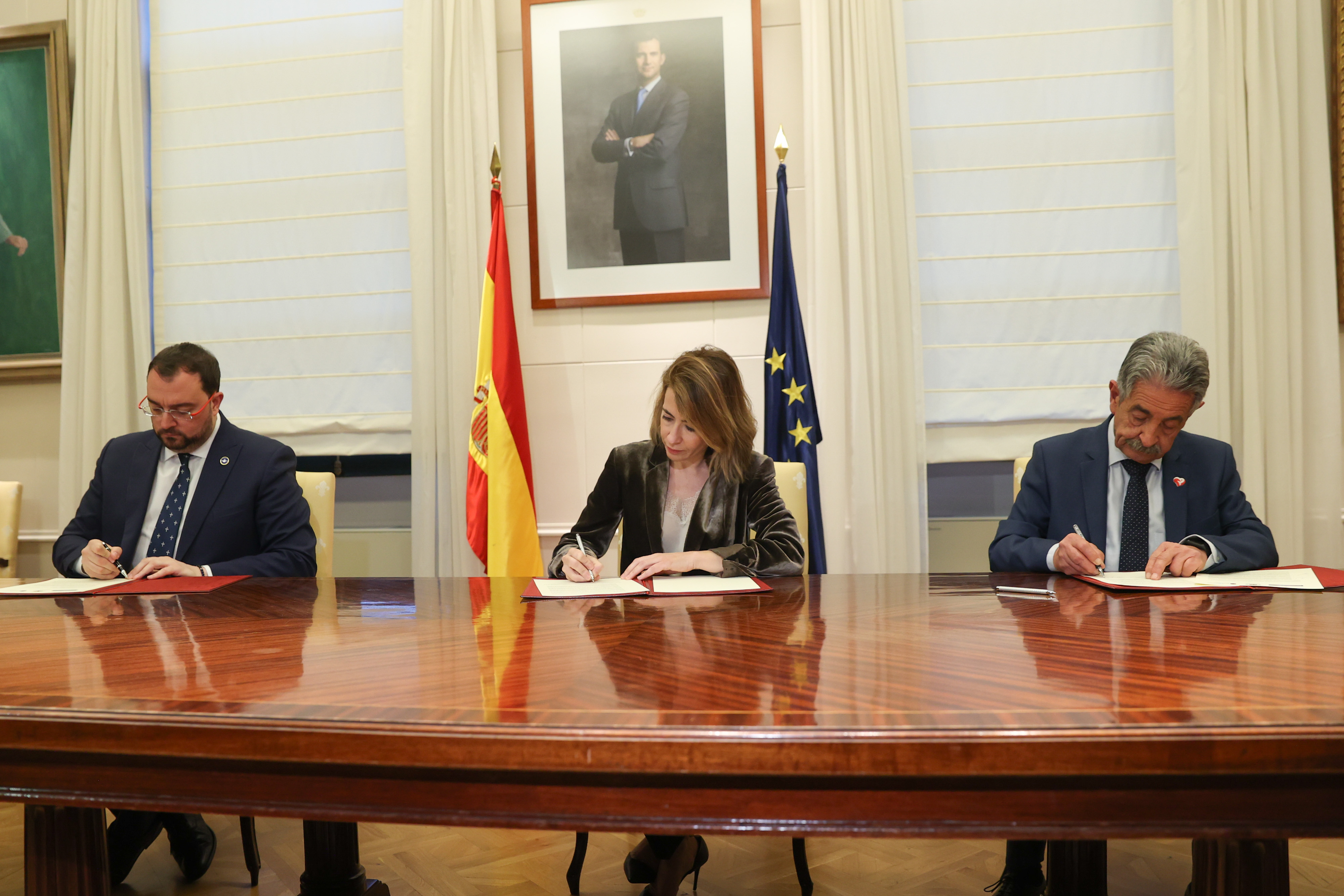 Firma del protocolos suscrito entre las tres administraciones. (Foto: EFE/ Kiko Huesca)