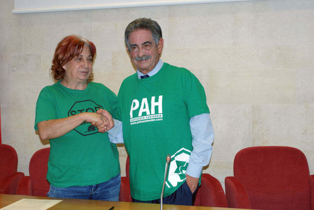 Miguel Ángel Revilla y la presidenta de la PAH, María Antonia Luengo González.