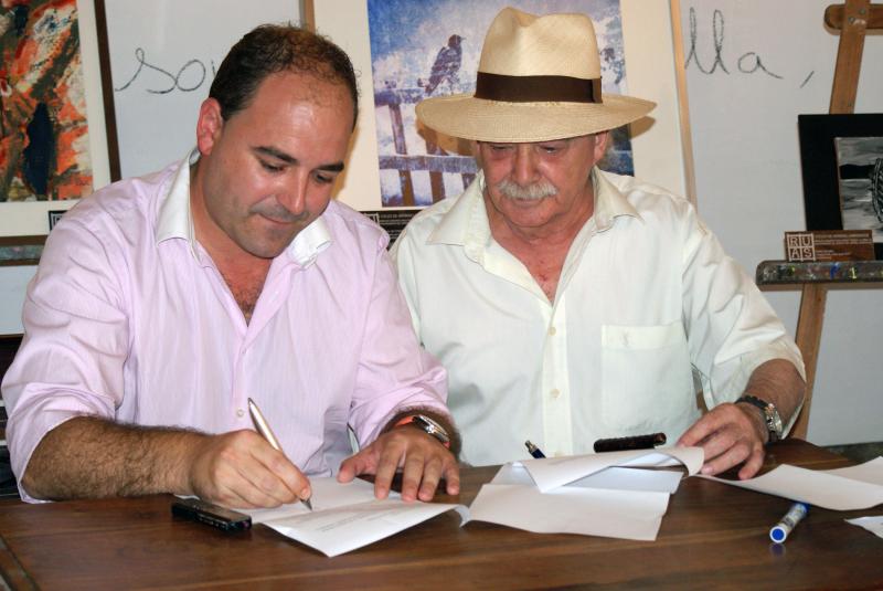 Pedro Diego junto a Antonio S?nchez durante la firma del acuerdo de cesi?n