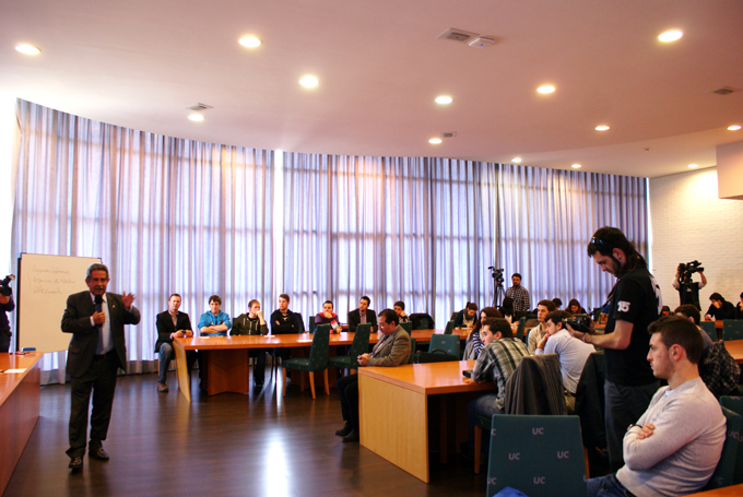 Revilla durante su intervención ante los estudiantes de la Universidad de Cantabria