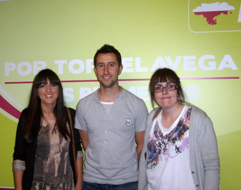 Jairo Ceballos y representantes de Juventudes Regionalistas de Torrelavega