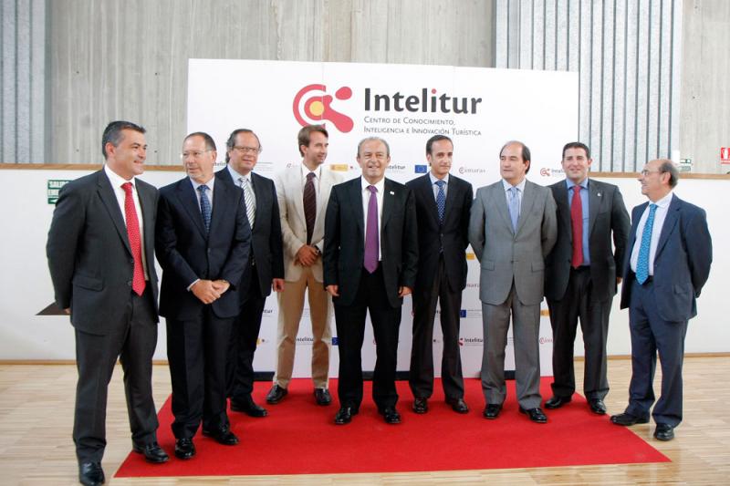 El consejero de Cultura, junto a varios representantes institucionales que han asistido hoy a la presentaci?n en Santander de Intelitur, el nuevo Centro del Conocimiento, Inteligencia e Innovaci?n Tur