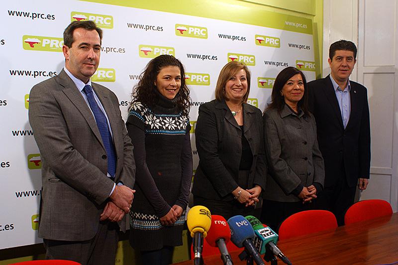 La coordinadora de la ponencia, Rosa Vald?s, con miembros del equipo redactor