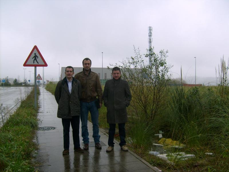 Pedro P?rez, Javier L?pez y Jes?s S?nchez durante su visita al pol?gono industrial de Tanos-Vi?rnoles