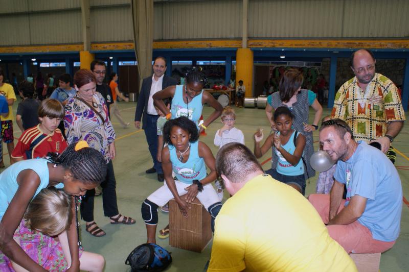Pilar Santisteban y Pedro Diego visitaron a los integrantes de Bloco Malagasy durante su encuentro con los ni?os y ni?as de la Guarder?a de Verano del Ayuntamiento de Laredo.