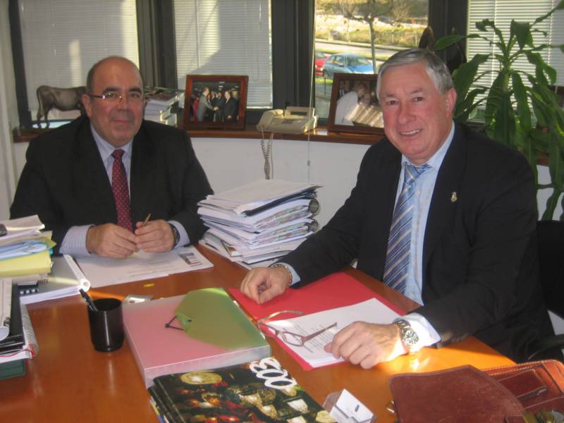 Jes?s Oria y Manuel Sa?udo, durante su reuni?n en la Consejer?a