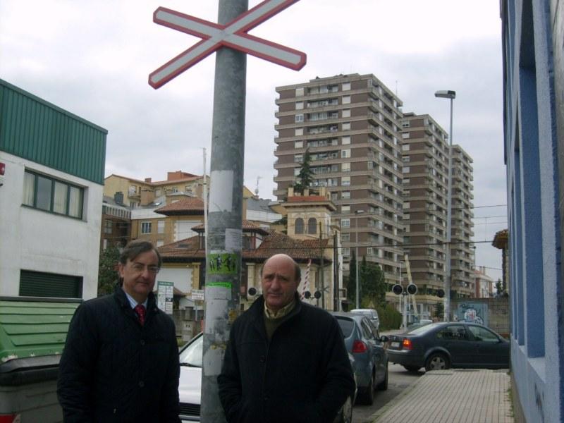 G. Carmona y Jos? Pozueta visitan la zona del paso a nivel del Paseo del Ni?o