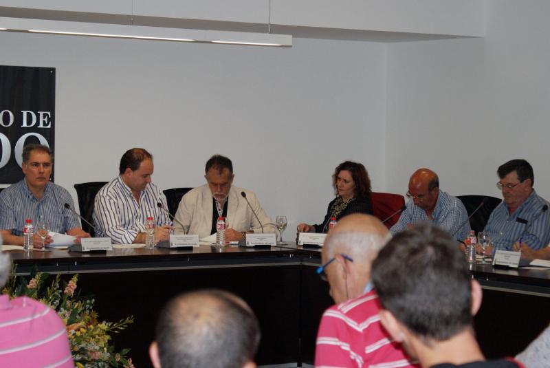 Al fondo, los concejales del PRC durante el Pleno celebrado ayer