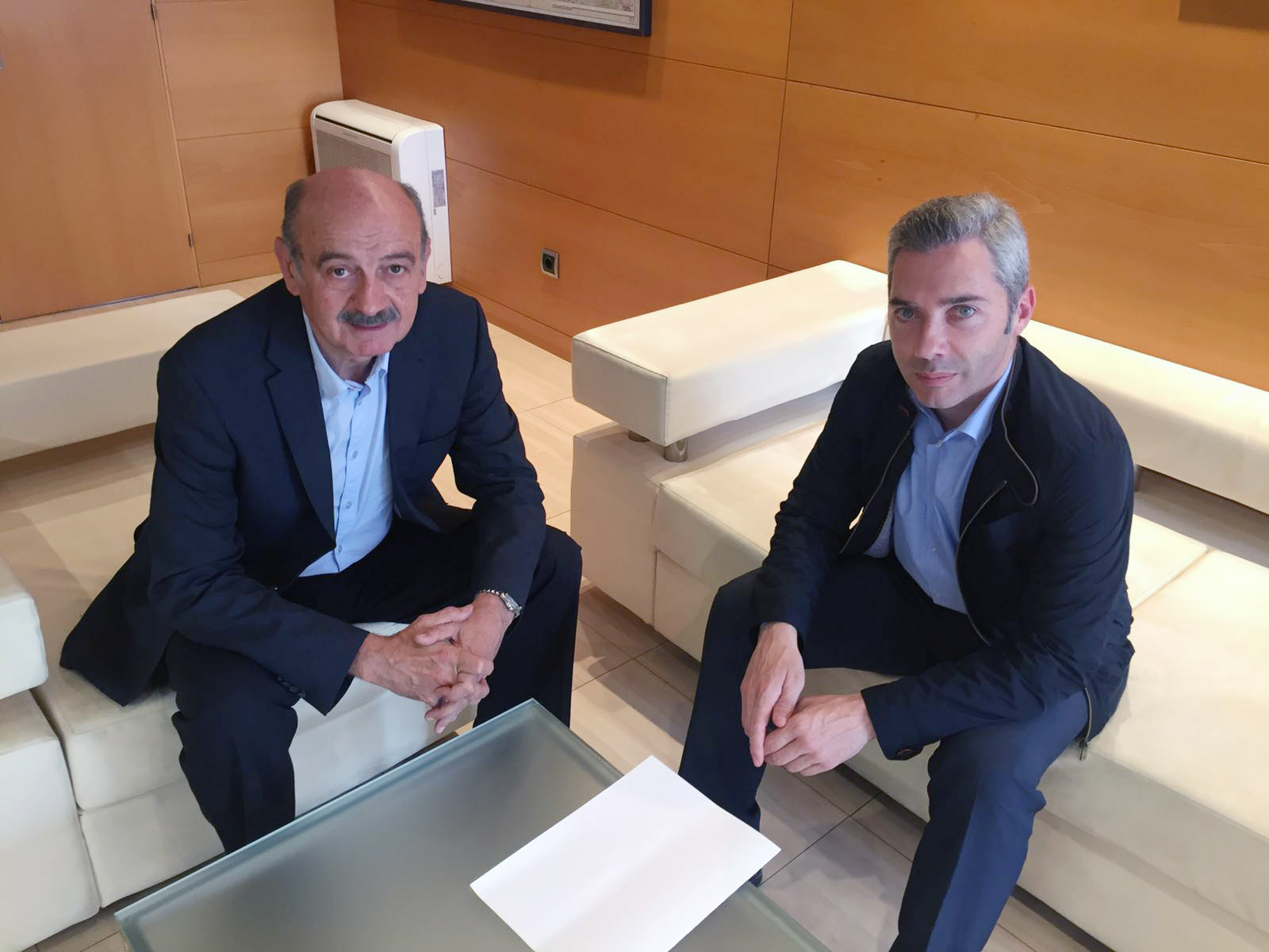 Ángel Llano junto al consejero de Obras Públicas y Vivienda, José María Mazón.