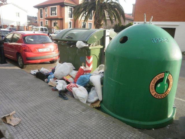Las basuras se acumulan fuera de los contenedores al estar estos llenos
