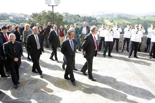 Revilla y Marcano con el resto de autoridades que participaron en la conmemoraci?n del aniversario del Fuero.