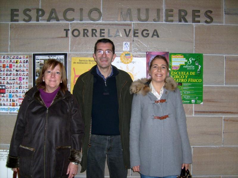 Paloma Santill?n, Pedro P?rez y Juncal Herreros en una visita a Espacio Mujeres