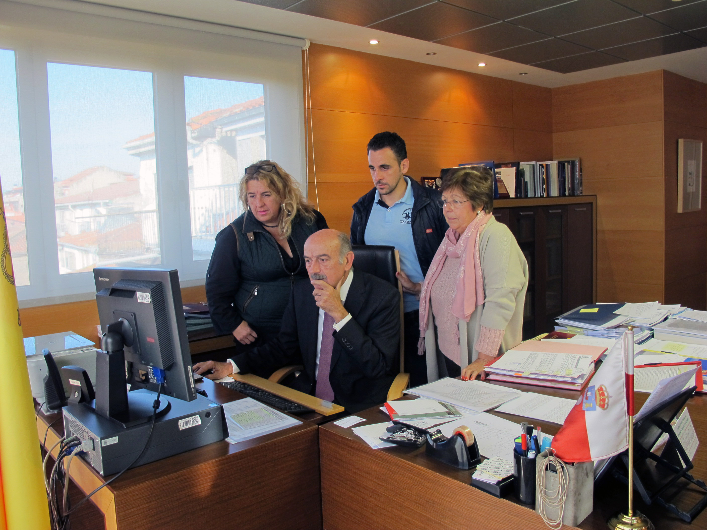 Los concejales del PRC en Ruiloba durante la reunión con el consejero de Obras Públicas y Vivienda, José María Mazón.