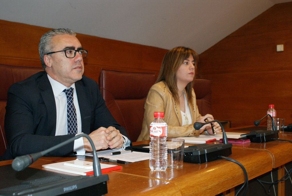 Pedro Hernando, portavoz PRC, junto a Silvia Abascal, portavoz PSOE durante la comparecencia ante los medios de comunicación.