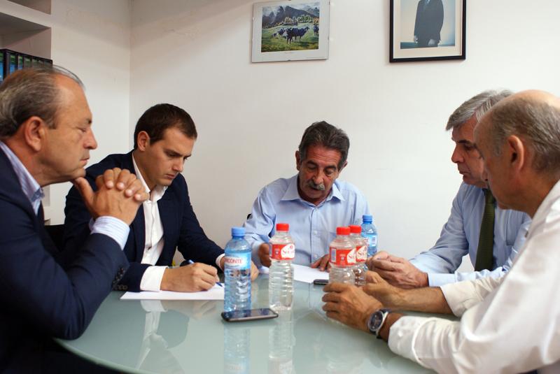 Miguel ?ngel Revilla y Rivera durante la reuni?n, en la que tambi?n han participado Rafael de la Sierra, Javier L?pez Marcano y Jos? Mar?a Maz?n