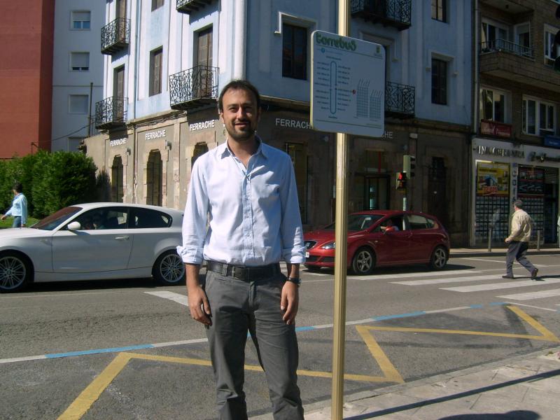 Javier L. Estrada junto a la "parada" del Boulevar