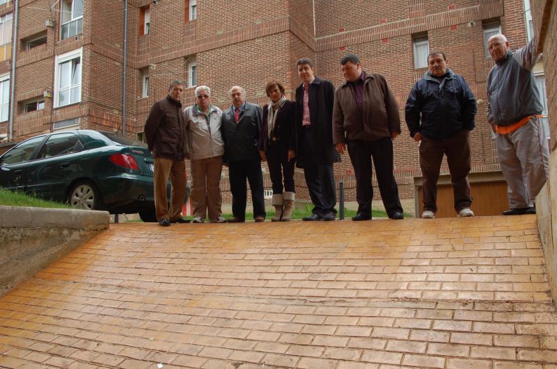 Concejales regionalistas comprueban con los vecinos afectados el estado de las rampas de acceso a los garajes