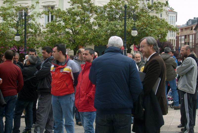 Garc?a Carmona junto a trabajadores de Sniace en una concentraci?n frente al Ayuntamiento