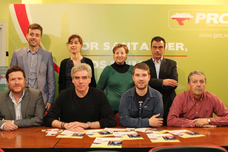 José Mª Fuentes-Pila y Amparo Coterillo junto al grupo de trabajo que conforma los foros vecinales del PRC Santander