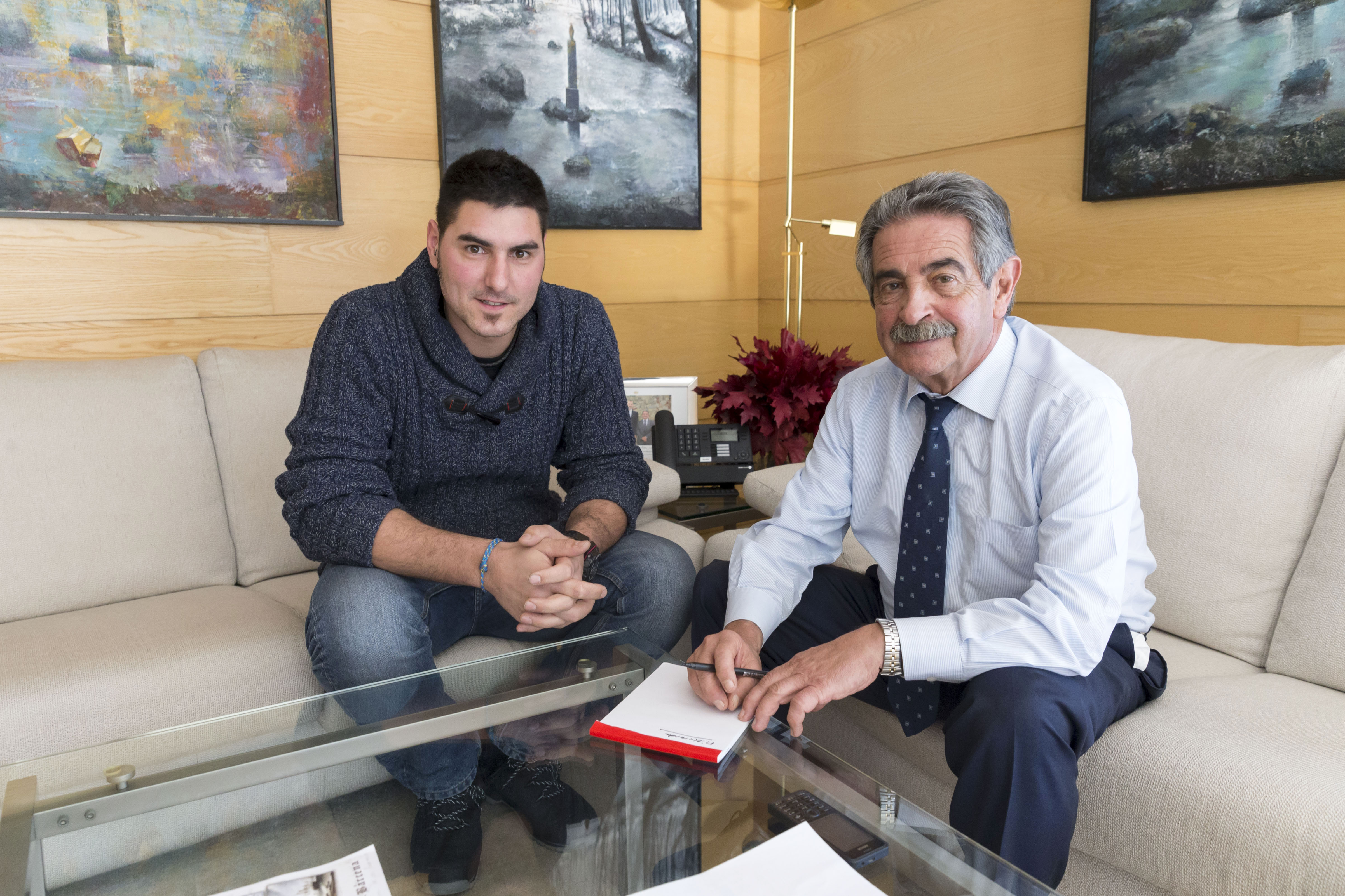 Javier Pérez durante su encuentro con el presidente regional, Miguel Ángel Revilla.