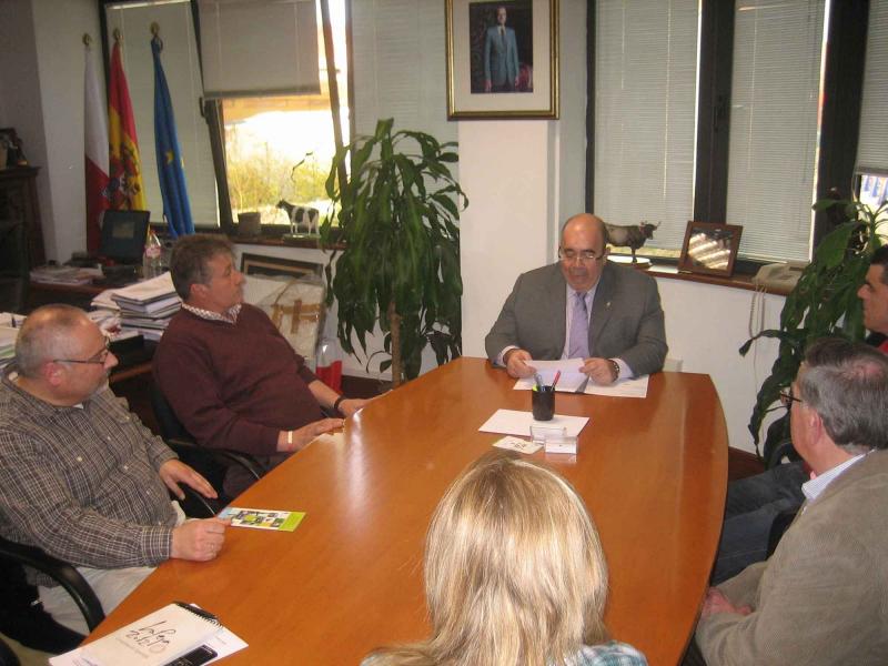 Oria reunido con los ped?neos de Carand?a y Zurita