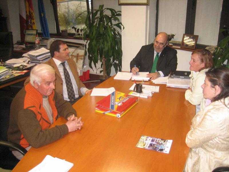 Oria reunido con los representantes del PRC de Arnuero