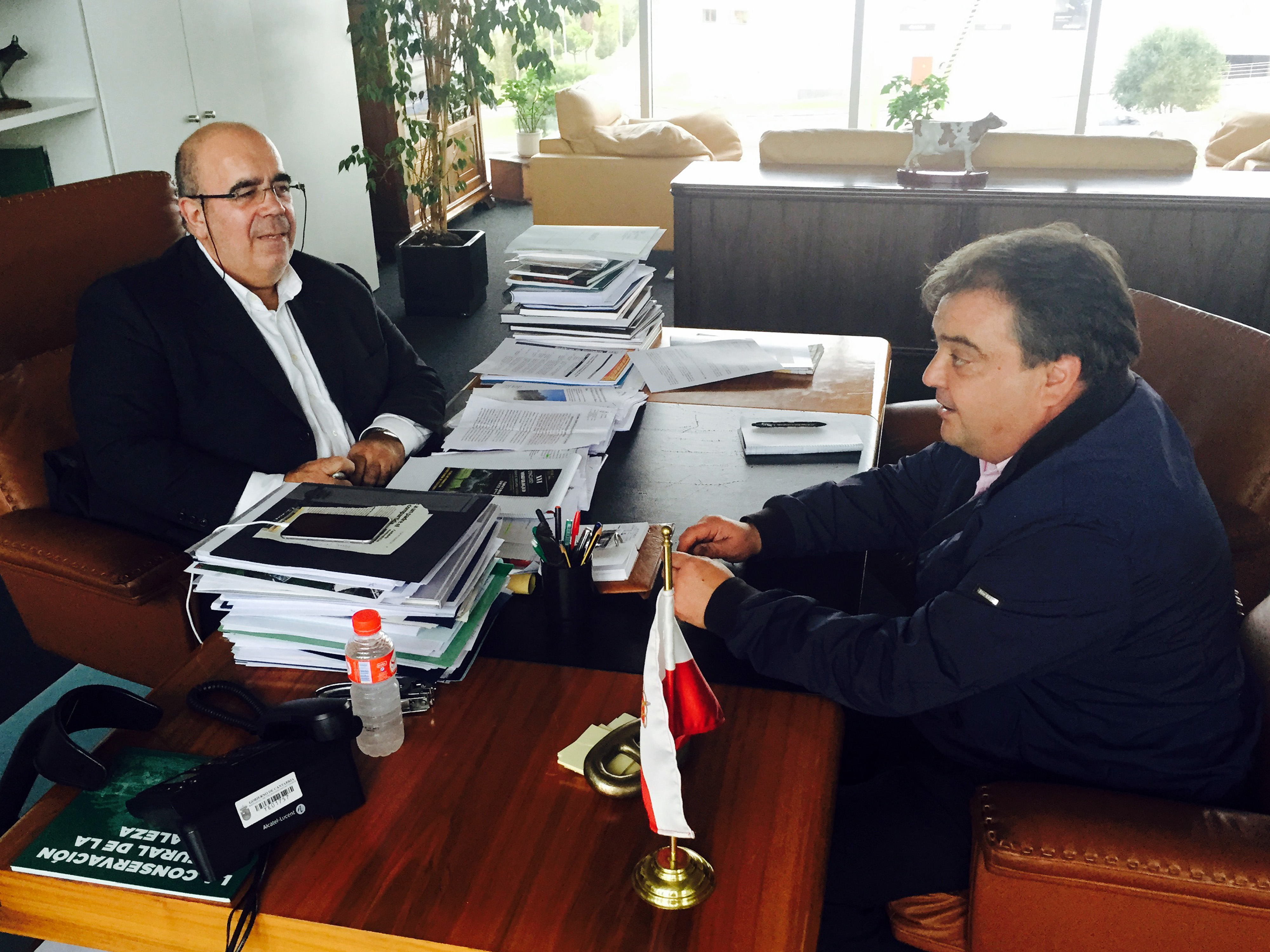 Jesús Oria y Miguel Ángel Ruiz durante la reunión que han mantenido en el despacho del primero. (Foto: Gabinete de Prensa. Gobierno de Cantabria)