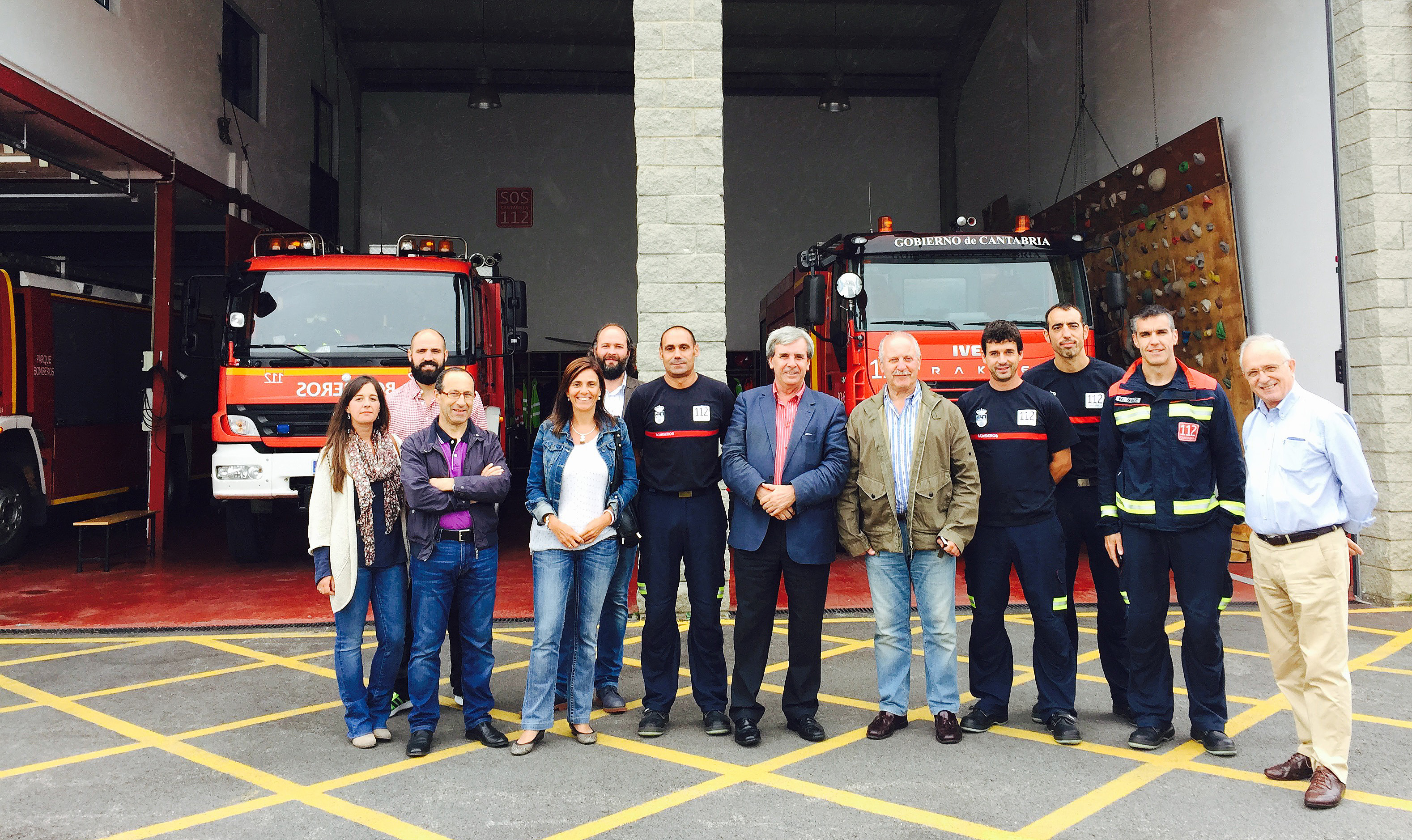 Rafael de la Sierra y el alcalde Reinosa durante la visita al parque de emergencias de Reinosa. Foto: Gabinete de Prensa del Gobierno de Cantabria