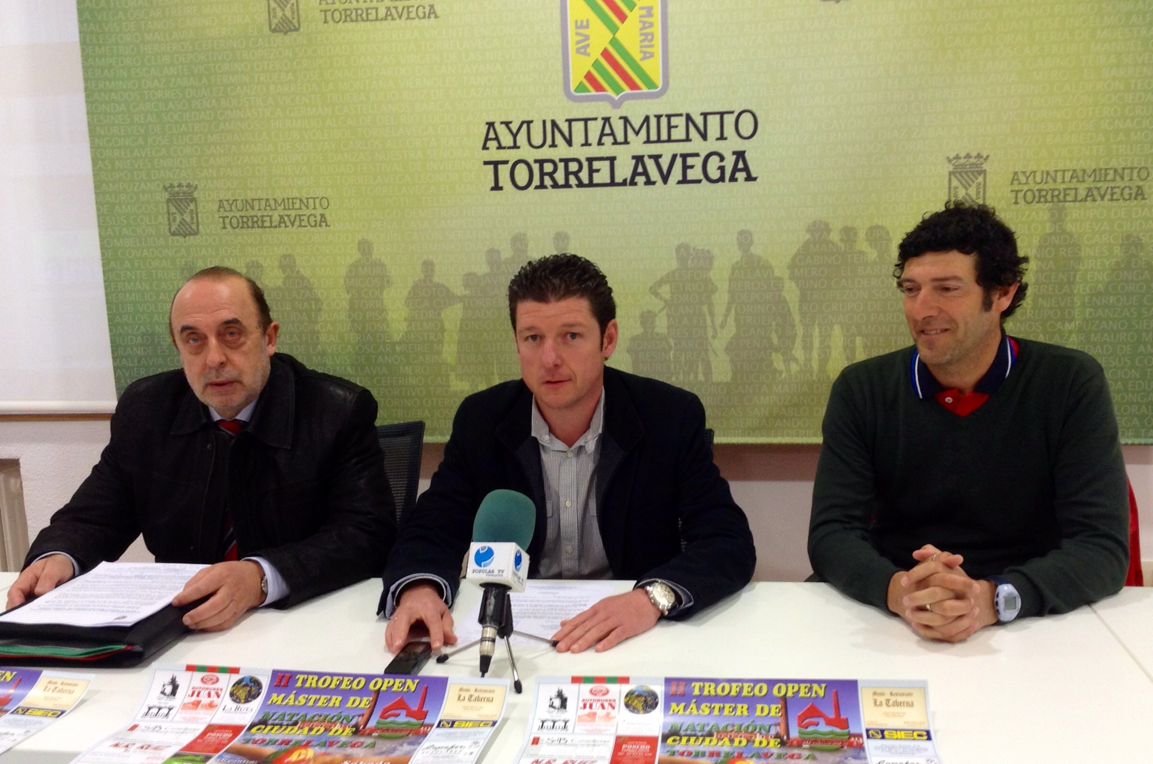 Jes?s S?nchez junto a representantes del Club Nataci?n Torrelavega y Coldelse en la presentaci?n del Trofeo de Nataci?n Ciudad de Torrelavega