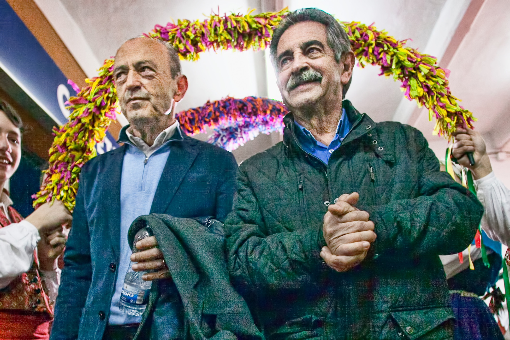 Javier López Marcano y Miguel Ángel Revilla entrando en La Lechera.