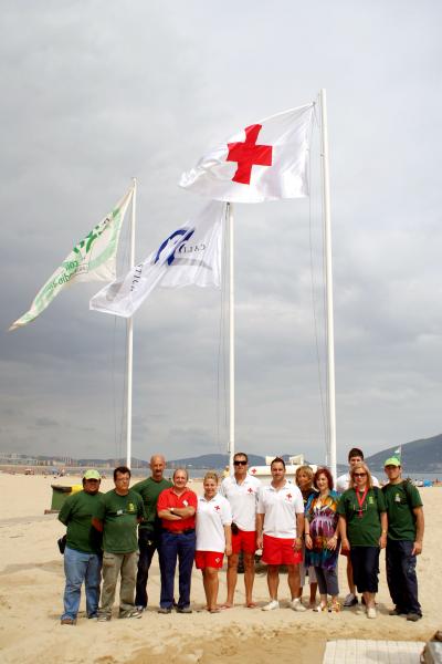 Pilar Santisteban junto a integrantes de algunos de los servicios municipales implicados en la gesti?n de la  Playa Salv?