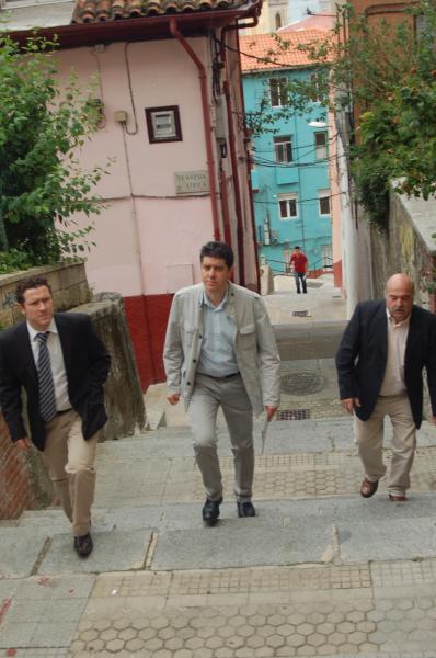 Vicente Nieto, coordinador PRC de la zona, Francisco Sierra, portavoz PRC Santander y Luis Herrera, concejal PRC, visitando la calle ?frica