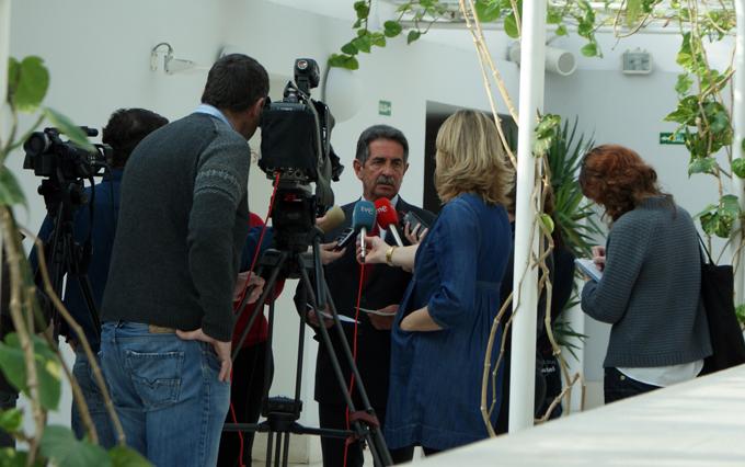Revilla atendiendo a los medios de comunicaci?n