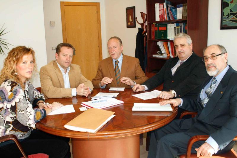 El consejero Vicente Mediavilla y la secretaria general de la Consejer?a, junto a representantes del Colegio de Agentes Comerciales de Cantabria