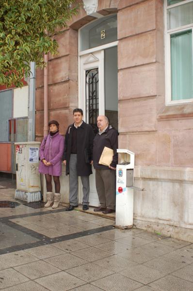 Los concejales regionalistas ante la oficina municipal de consumo de Santander